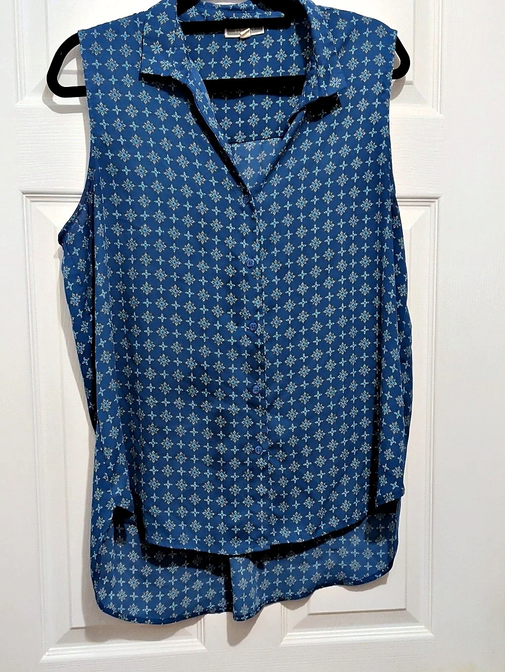 Pleione Women's Blue & Gold Geometric Button Down Top